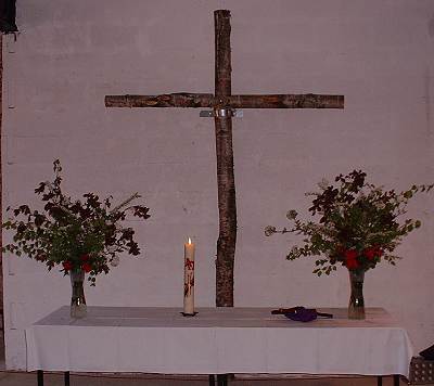 Altar mit Birkenkreuz