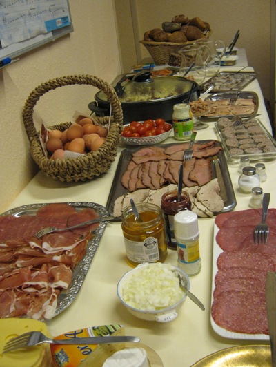Leckeres Frühsücksbuffet beim gemeinsamen Frühstück im Vereinsheim der Möhnsener Musikanten