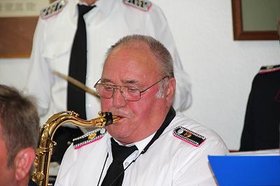 Saxophonist Peter under Musikzug Möhnsen beim Grillfest der FF Kasseburg