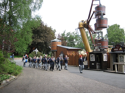 Jugendblasorchester Sachsenwald 2011 im Heidepark Soltau - wie immer marschiert Ausibilderin Jutta vorweg.