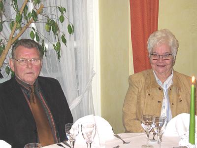 Jahresfeier 2010 des Musikzuges Möhnsen im Gasthof Hamester in Basthorst -    Unser Trompeter Heini mit seiner Kahla 