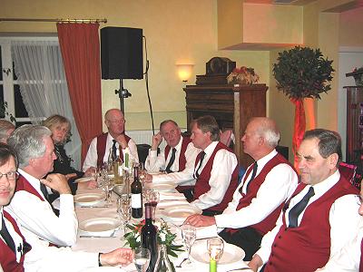 Jahresfeier 2010 des Musikzuges Möhnsen im Gasthof Hamester in Basthorst -  Blaskapelle Lorey beim gemeinsamen Essen. 