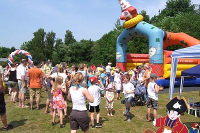 Jugendblasorchester Sachsenwald spielte auf der Kinderolympiade in Kuddewörde