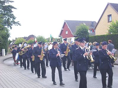 Schützenfest 2009 in Müssen - Auf dem Marsch durch Müssen.