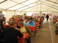 Viele Gäste im Festzelt in Schwanheide um die Möhnsener Musikanten zu hören