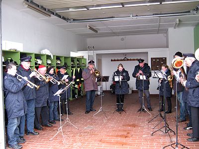 Musikzug Möhnsen und Jugendblasorchester Sachsenwald spielen Weihachtslieder für die Möhnsener Bürger