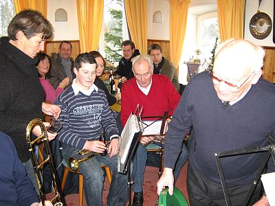 Musikzug Möhnsen und Jugendblasorchester Sachsenwald spielen Weihachtslieder für die Möhnsener Bürger - hier im Bürgerhaus