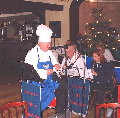 Weihnachtskonzert am 2. Advent 2006 in Basthorst mit Musikzug - die Löffelpolka mit Armin