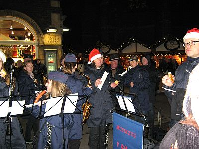 Musikzug und Jugendblasorchester musizieren auf dem Hamburger Weihnachtsmarkt