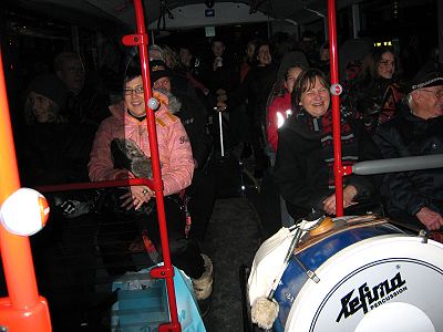 Musikzug und Jugendblasorchester musizieren auf dem Hamburger Weihnachtsmarkt