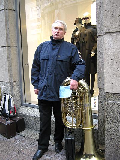 Musikzug und Jugendblasorchester musizieren 2010  auf dem Hamburger Weihnachtsmarkt - Norbert versucht Tuba zu verkaufen