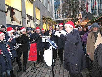 Musikzug und Jugendblasorchester musizieren 2010 auf dem Hamburger Weihnachtsmarkt - Gerhart-Hauptmann-Platz