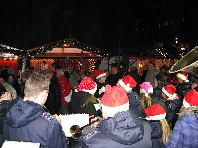 Musikzug und Jugendblasorchester musizieren 2010 auf dem Hamburger Weihnachtsmarkt - Petrikirche