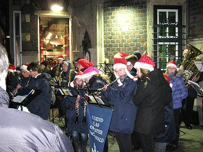 Musikzug und Jugendblasorchester musizieren 2010  auf dem Hamburger Weihnachtsmarkt - An der Petrikirche