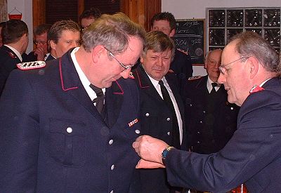 Helmut Schneider erhält das Abzeichen fr 40 Jahre Dienst