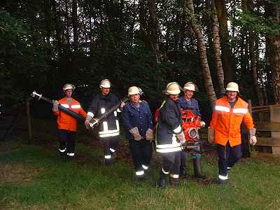 Gruppe auf dem Weg zum Einsatzort