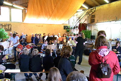 Jugendblasorchester Sachsenwald beim Sommerfest in der MTR Musikschule
