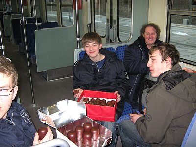 Anreise von Musikzug und Jugendblasorchester Sachsenwald in der S-Bahn zur Musikparade 2011 nach Hamburg