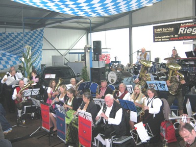 Zum 6. Mal spielten die Möhnsener Musikanten auf dem Oktoberfest im Autohaus Riegel in Trittau