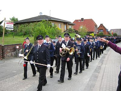 Jugendblasorchester Sachsenwald auf dem Amtswehrfest in Ritzerau - Marsch durch Ritzerau