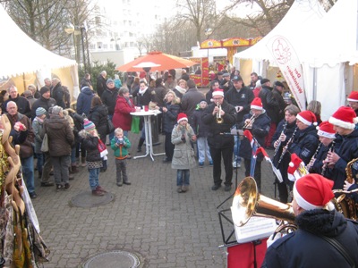 Die Möhnsener Musikanten spielten auf dem Weihnachtsmarkt in Glinde - Bild zum Vergrößern bitte anklicken