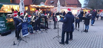Jugendblasorchester der Möhnsener Musikanten auf dem Weihnachtsmarkt auf Gut Basthorst