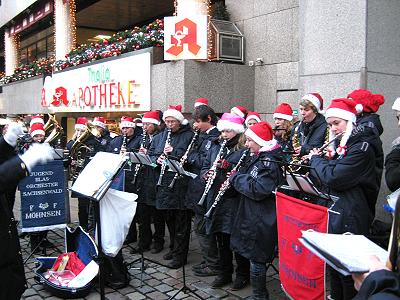 Musikzug und Jugendblasorchester musizieren 2010  auf dem Hamburger Weihnachtsmarkt - am Gerhart Hauptmann Platz
